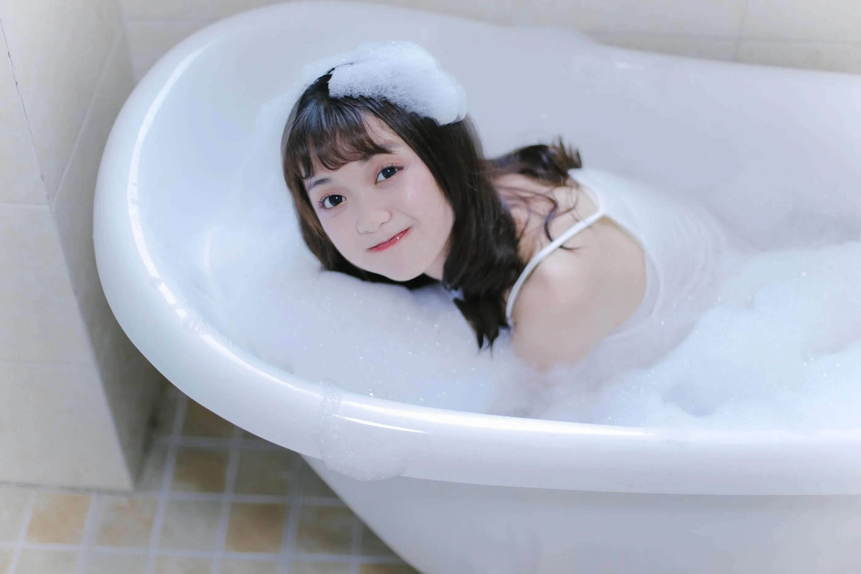 [YITUYU艺图语]2022.08.25 牛奶泡泡浴 一条鱼尾 [27P]插图3